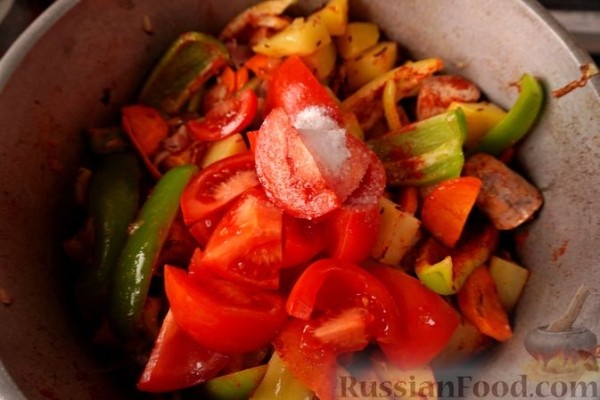 Гуляш с колбасками