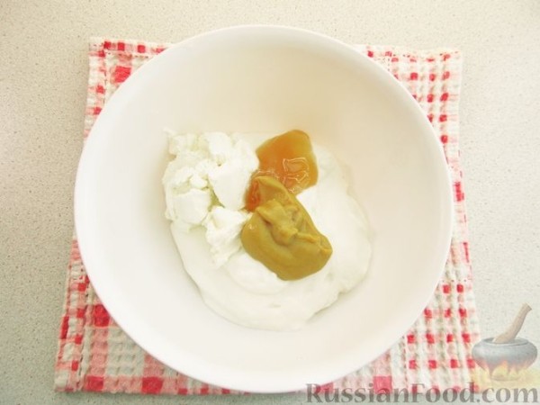 Салат из огурцов, редиса, кукурузы и лука