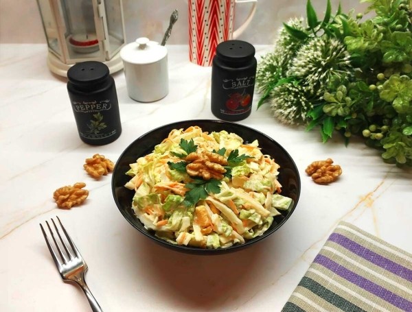 Салат с пекинской капустой, сыром и орехами
