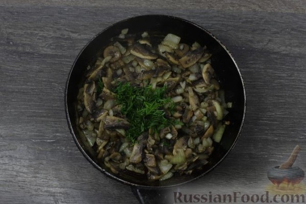 Куриное филе, запечённое с грибами, луком и помидорами
