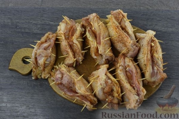 Куриные бёдрышки с ананасами и сыром, запечённые с картофелем