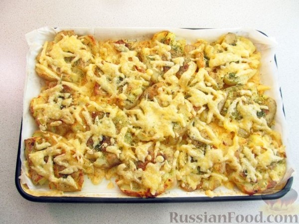 Запечённая молодая картошка с сыром