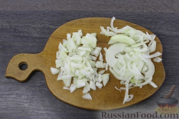 Куриное филе, запечённое с грибами, луком и помидорами