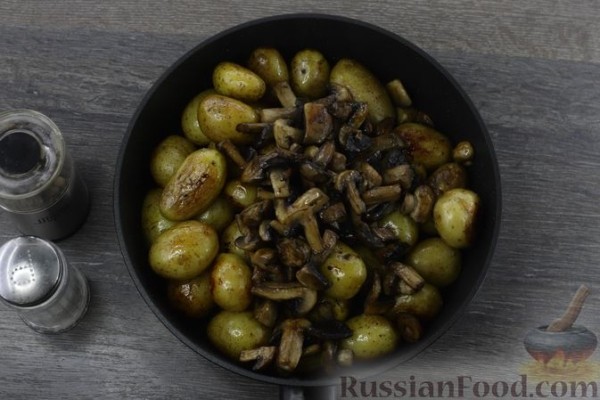 Жареная отварная молодая картошка с грибами и мёдом