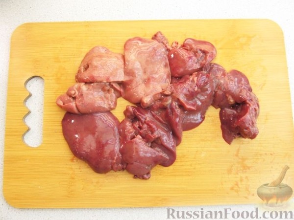 Куриная печень, запечённая с луком