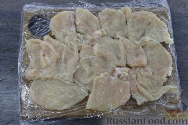 Куриное филе, запечённое с грибами, луком и помидорами