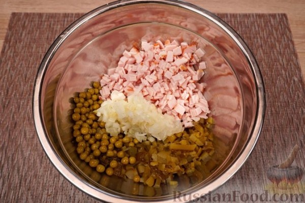 Салат "Деликатесный" с ветчиной и маринованными огурцами
