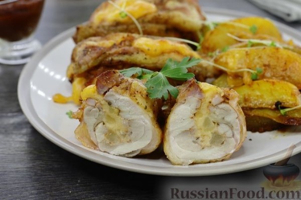 Куриные бёдрышки с ананасами и сыром, запечённые с картофелем