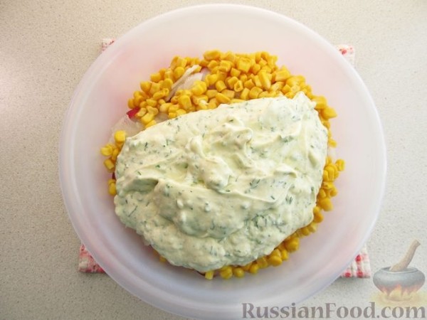 Салат из огурцов, редиса, кукурузы и лука