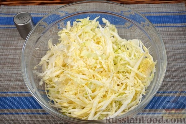 Солянка из капусты с колбасками и грибами