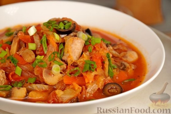 Солянка из капусты с колбасками и грибами