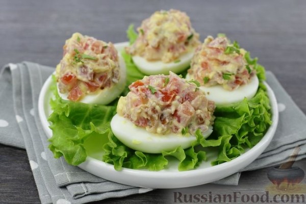 Яйца, фаршированные беконом и помидором