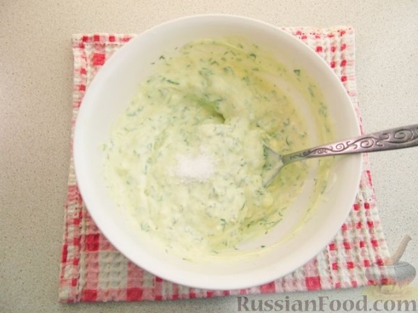 Салат из огурцов, редиса, кукурузы и лука