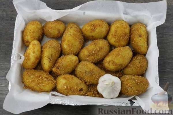 Молодая картошка, запечённая в духовке с сухарями