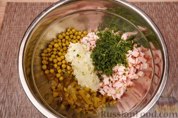 Салат "Деликатесный" с ветчиной и маринованными огурцами