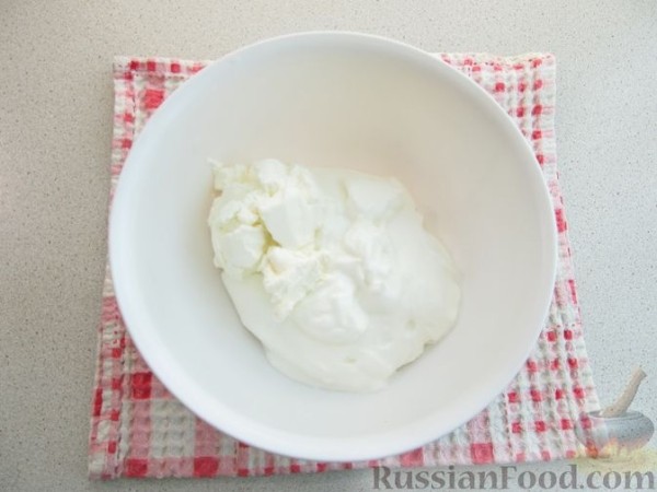 Салат из огурцов, редиса, кукурузы и лука