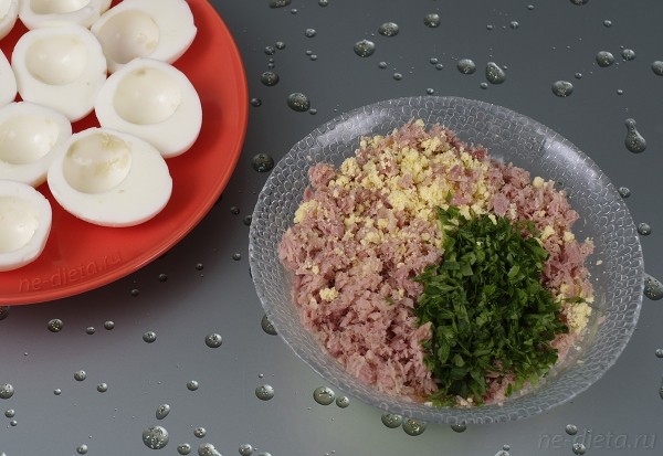 Яйца, фаршированные тунцом