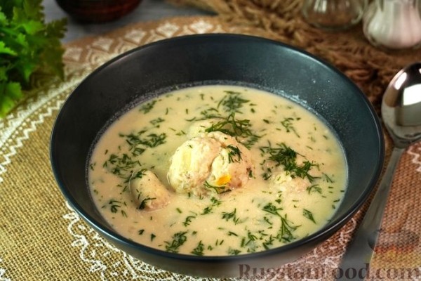 Рыбный суп с фрикадельками и сметаной