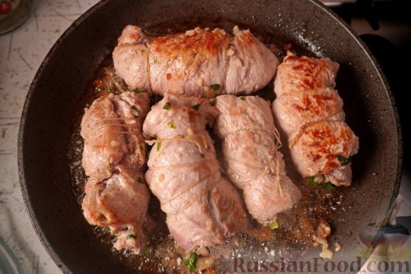 Рулетики из телятины с рисом и грибами, в сметанном соусе