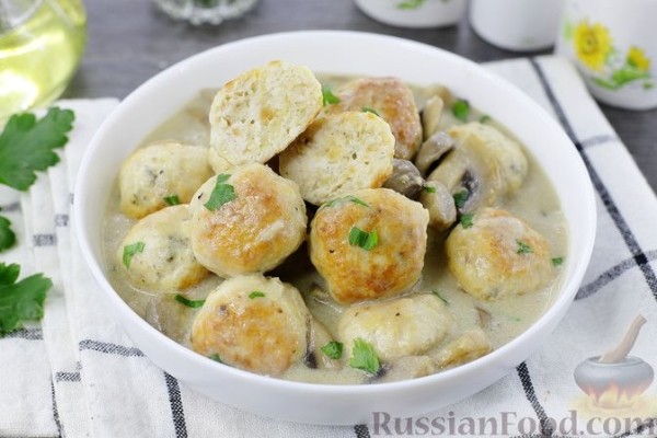Куриные тефтели в грибном соусе