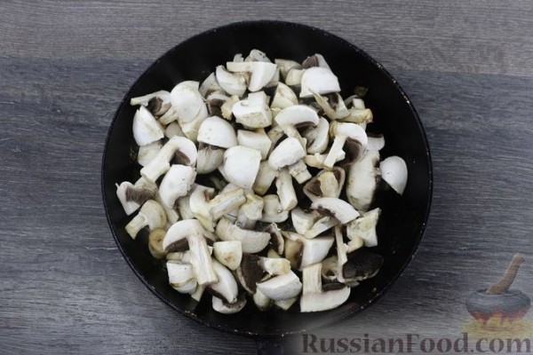 Жареная отварная молодая картошка с грибами и мёдом