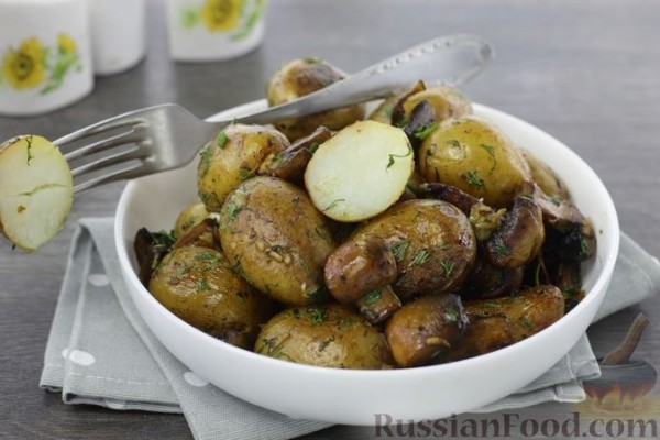 Жареная отварная молодая картошка с грибами и мёдом