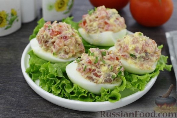 Яйца, фаршированные беконом и помидором