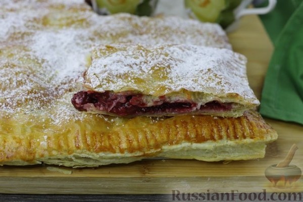 Слоёный пирог с вишней