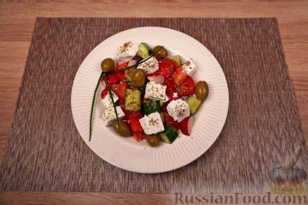 Греческий салат с редиской