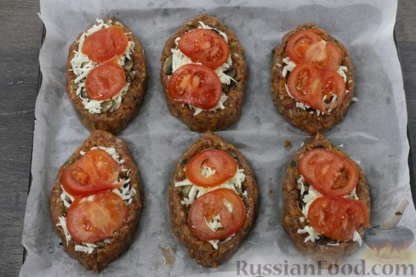 Мясные лодочки с грибами, сыром и помидорами (в духовке)