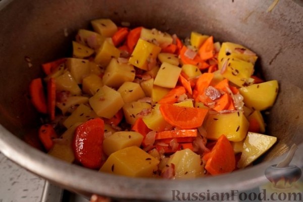 Гуляш с колбасками