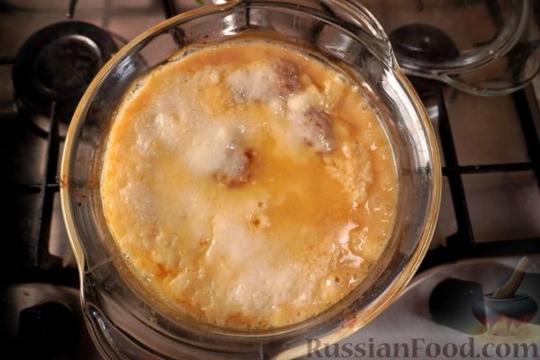 Рулетики из телятины с рисом и грибами, в сметанном соусе