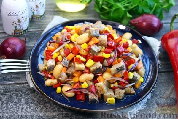 Салат с селёдкой, фасолью, кукурузой и овощами