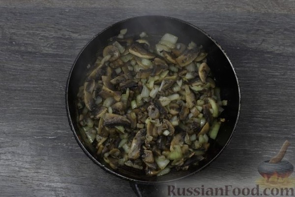 Куриное филе, запечённое с грибами, луком и помидорами