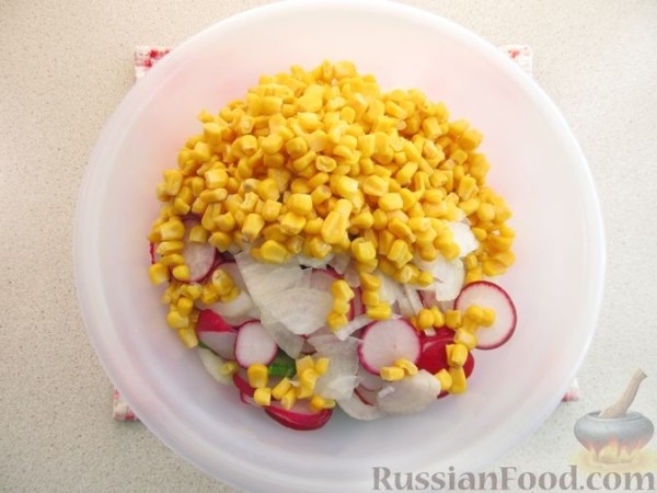 Салат из огурцов, редиса, кукурузы и лука