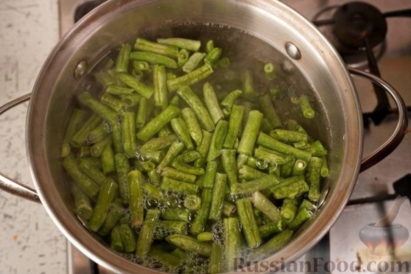 Салат из стручковой фасоли с ореховой заправкой