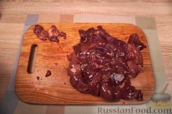 Печень с луком и яблоками по-польски