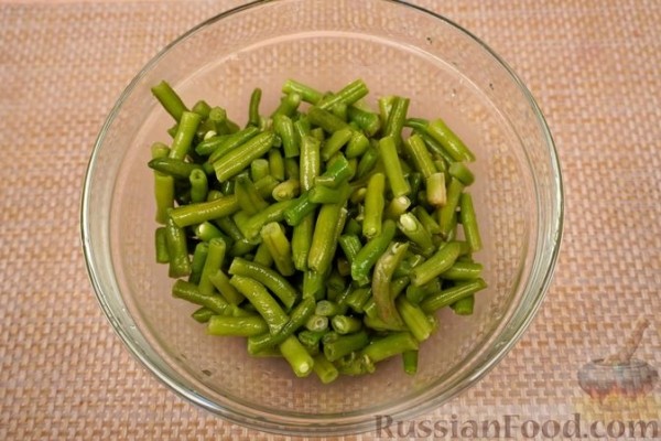 Салат из стручковой фасоли с ореховой заправкой