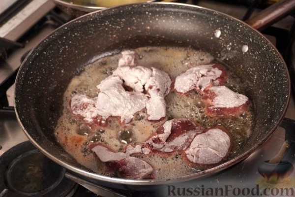 Печень с луком и яблоками по-польски
