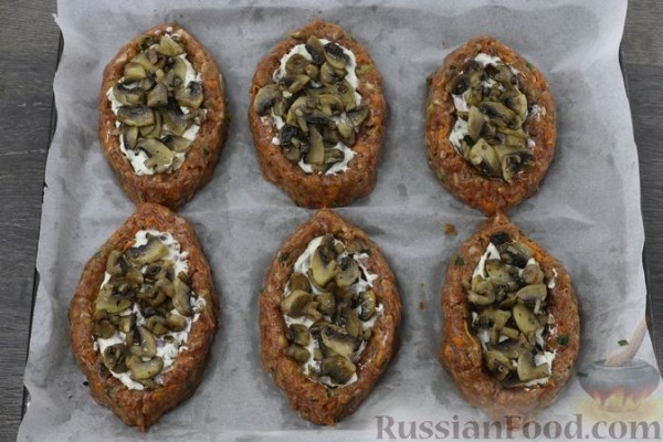 Мясные лодочки с грибами, сыром и помидорами (в духовке)