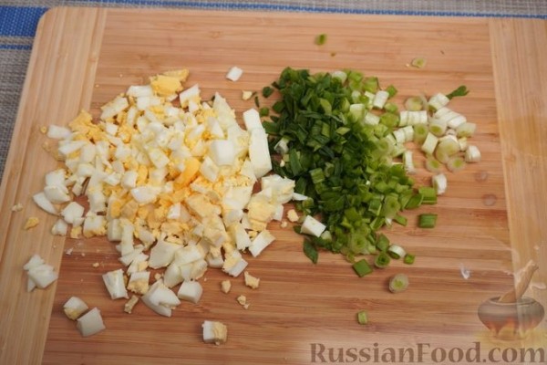 Картофельные булочки с яйцами, зеленью и сыром