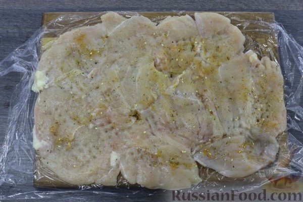 Куриное филе, запечённое с грибами, луком и помидорами