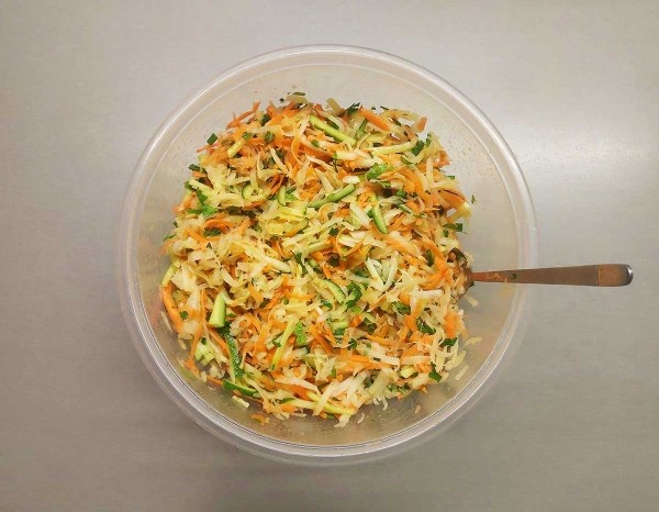 Салат из кольраби с морковью и огурцом