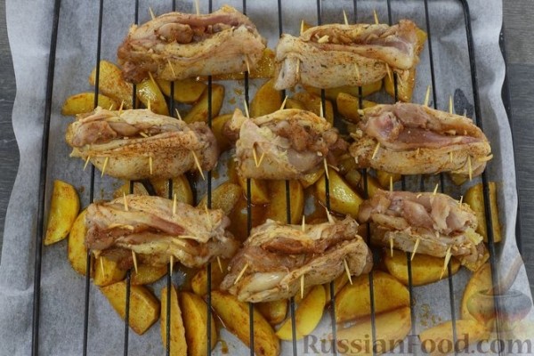 Куриные бёдрышки с ананасами и сыром, запечённые с картофелем
