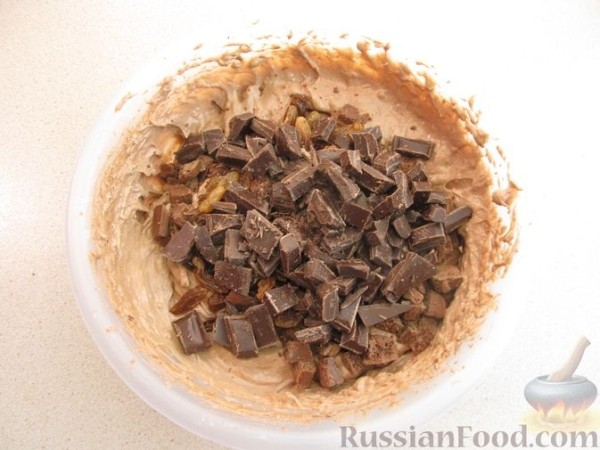 Шоколадный кекс с бананом, изюмом и ореховой пастой