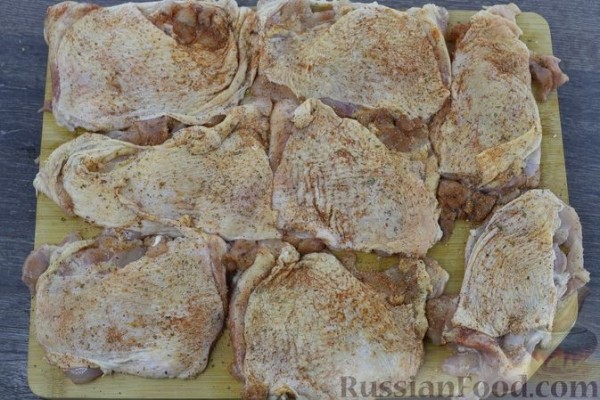 Куриные бёдрышки с ананасами и сыром, запечённые с картофелем