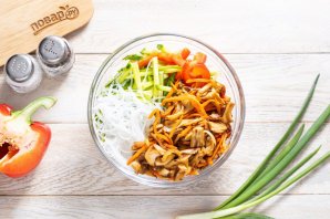 Фунчоза с вешенками и овощами