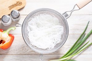 Фунчоза с вешенками и овощами