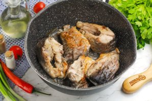 Карп, тушенный с овощами