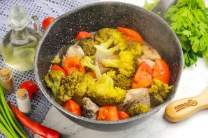 Карп, тушенный с овощами